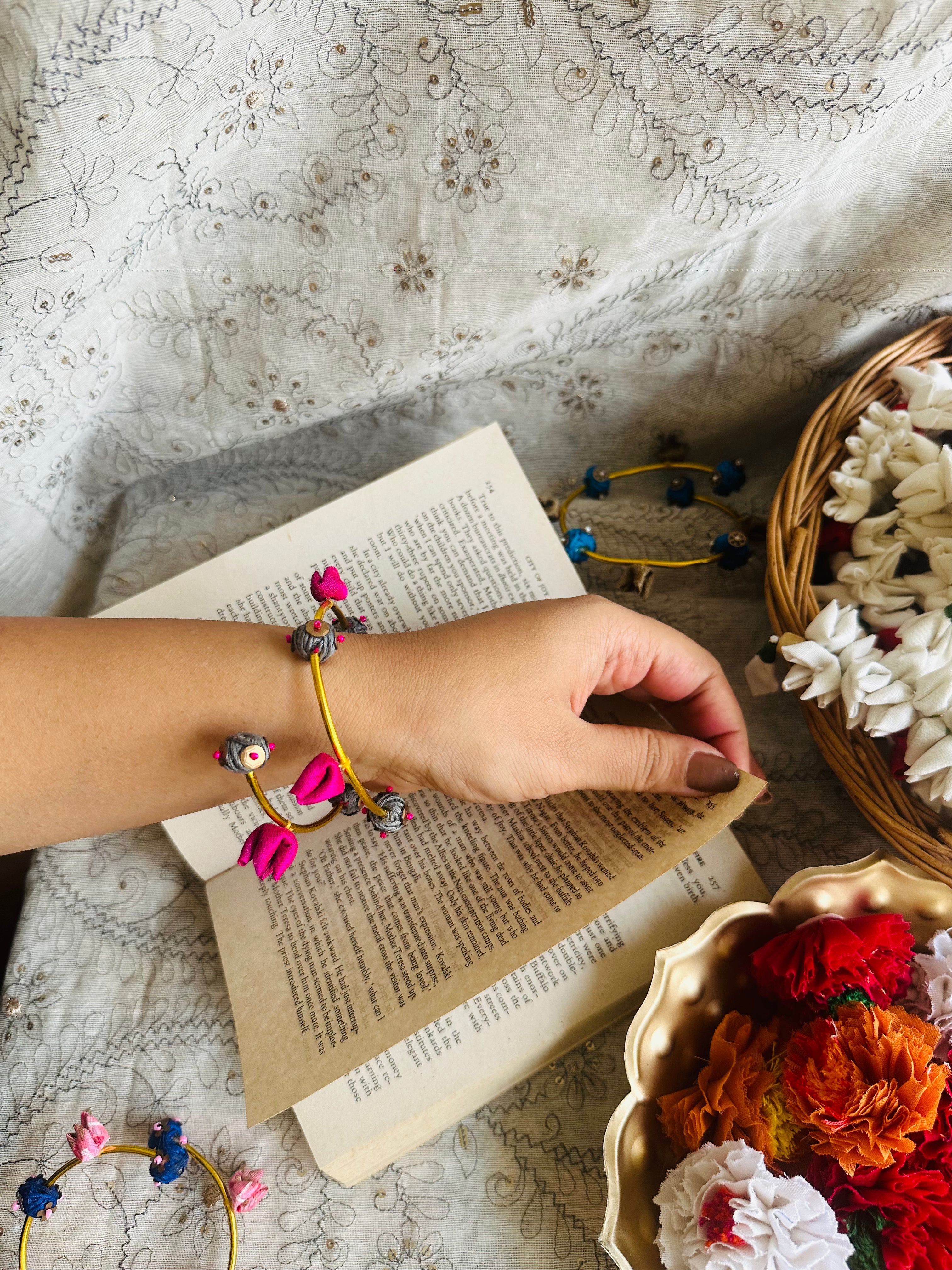 Mogra Bangle (random color)