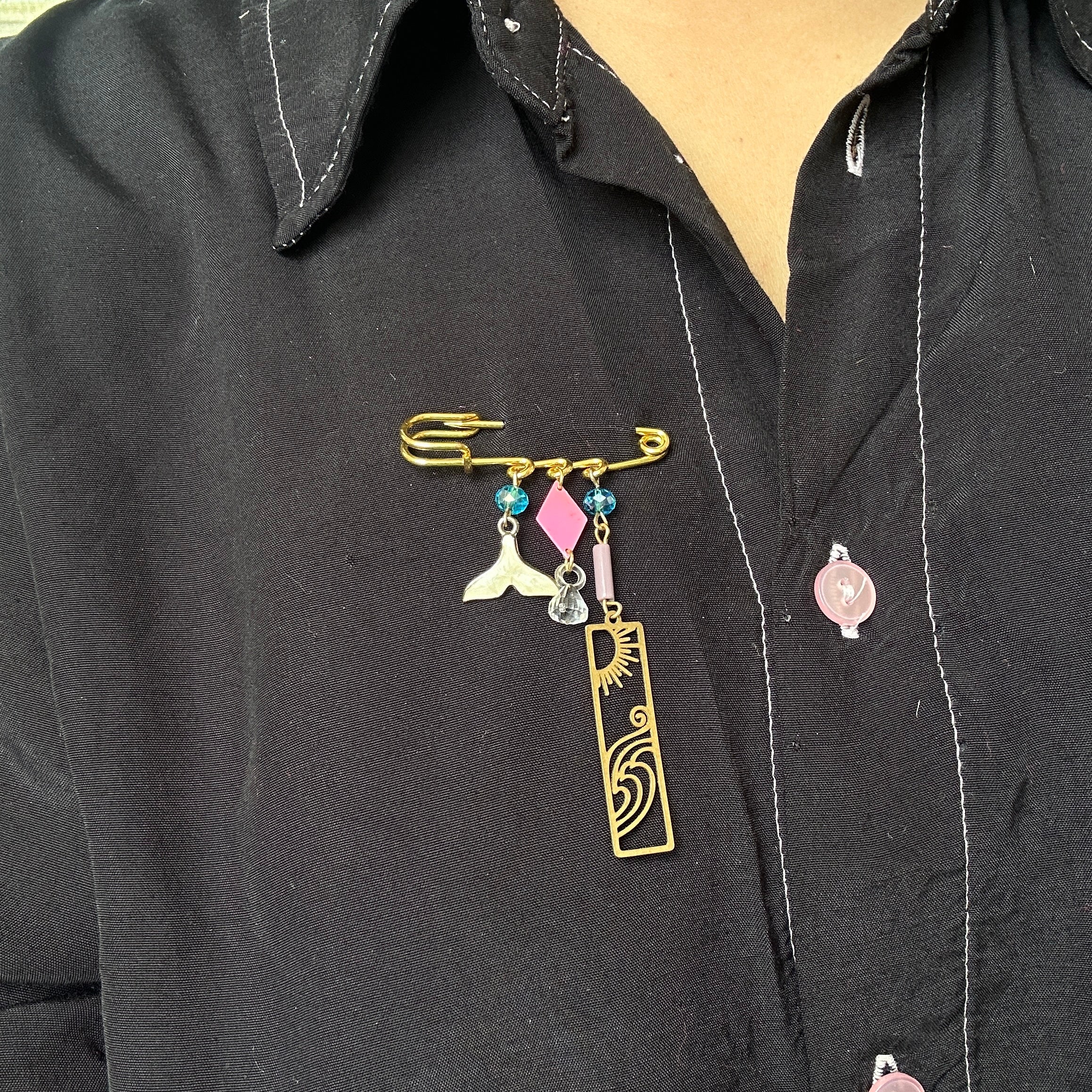 Safety pin brooch