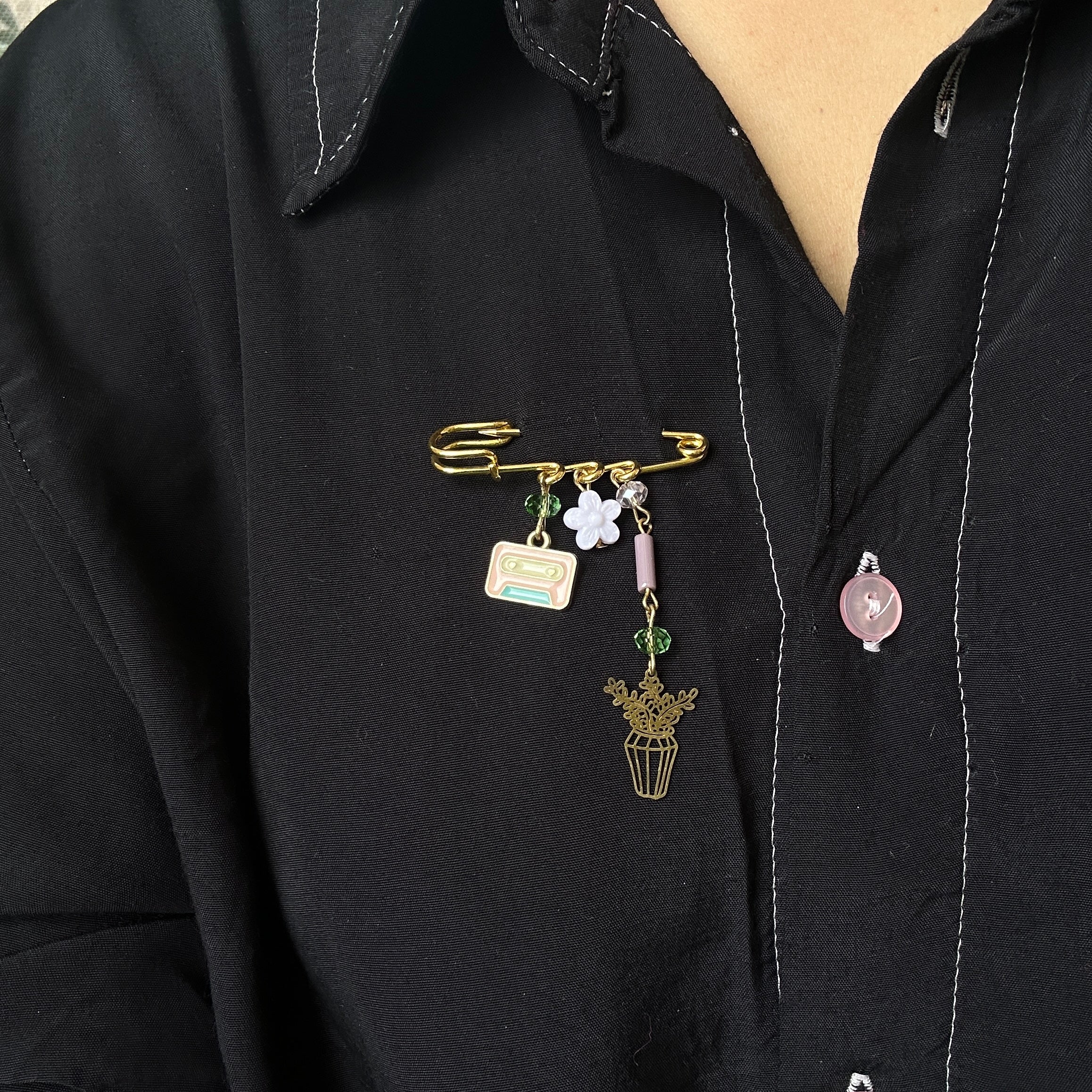 Safety pin brooch